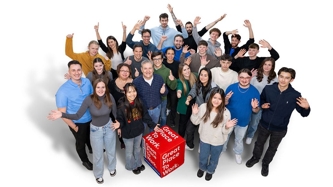 Lernende und Ausbildner von Uster winken in die Kamera und freuen sich über die Great Place to Start Auszeichnung 2024