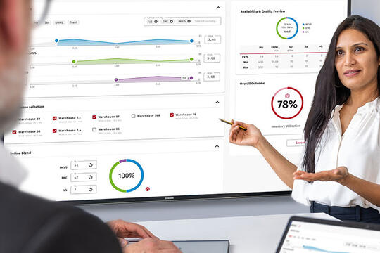 two people in front of the screen discussing about Uster FiberQ - click on the link to see the webinar recording about how data can leverage the profitability in spinning