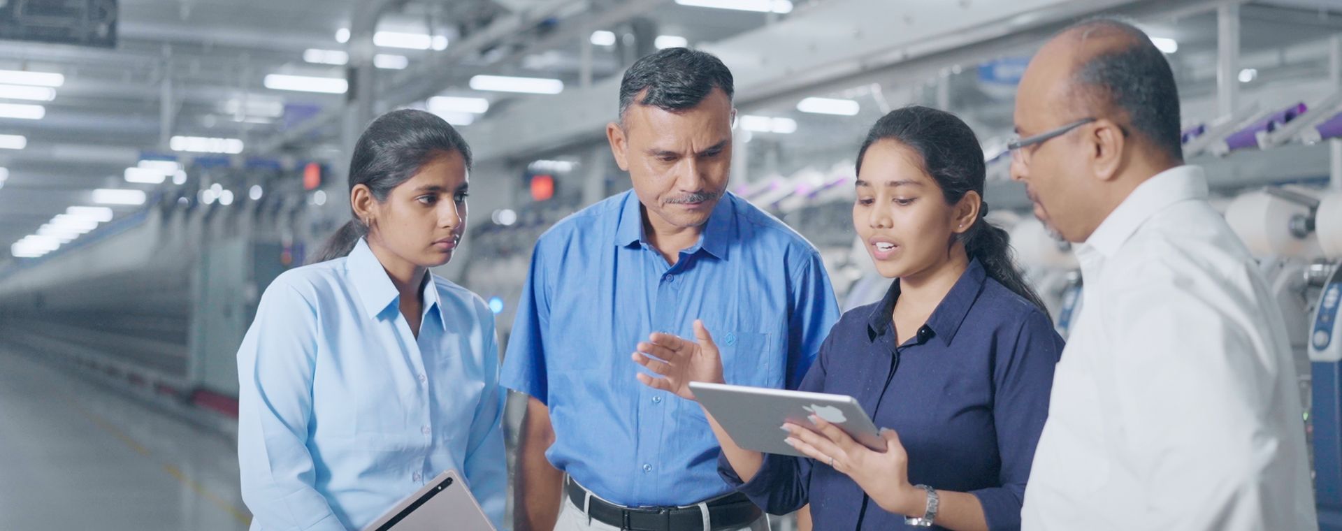 Uster employee and customer are discussing 360Q content on a screen